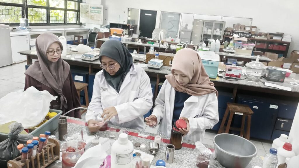 Nabila Dita Anaqah (tengah) bersama rekan timnya ketika melakukan uji aktivitas fotokatalitik di Laboratorium Kimia Bahan Bakar ITS