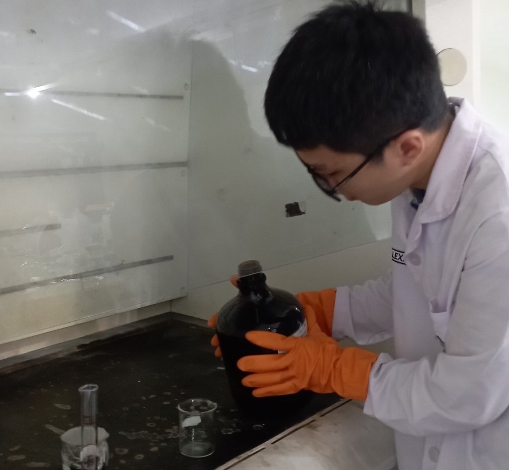 Lioz Alexander, salah satu anggota tim penelitian ketika melakukan pengambilan salah satu senyawa yakni NH4OH untuk proses sintesis senyawa hematit