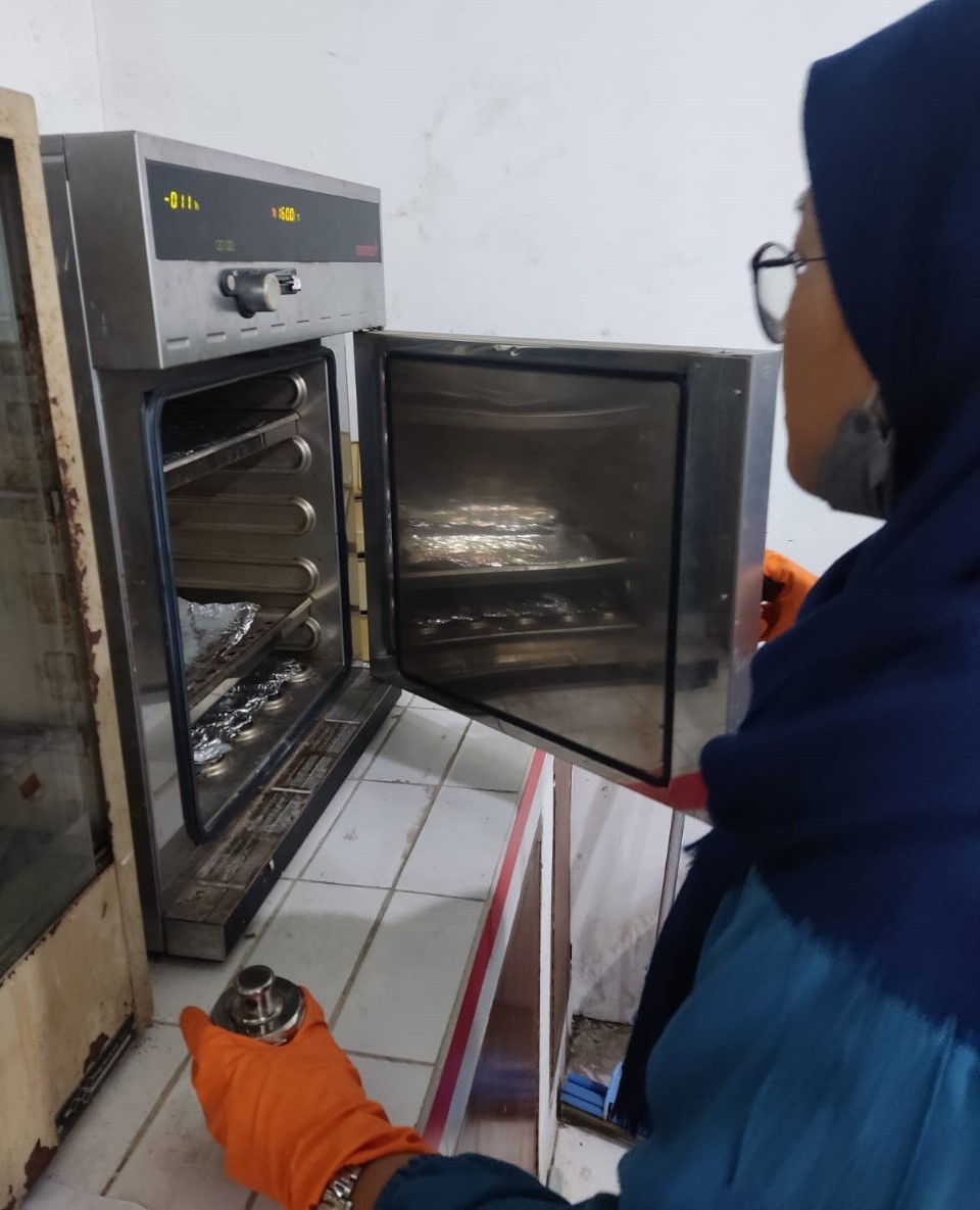 Nabila Dita Anaqah ketika memasukkan sampel untuk menjalankan proses hidrotermal guna untuk mengontrol struktur dan meningkatkan kemampuan dari sifat material