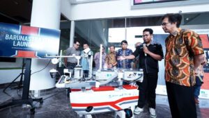 General Manager Tim Barunastra ITS I Made Vibra Dananjaya (dua dari kanan) ketika menjelaskan pengembangan kapal Nala Proteus 2.0 di hadapan Rektor ITS dan awak media
