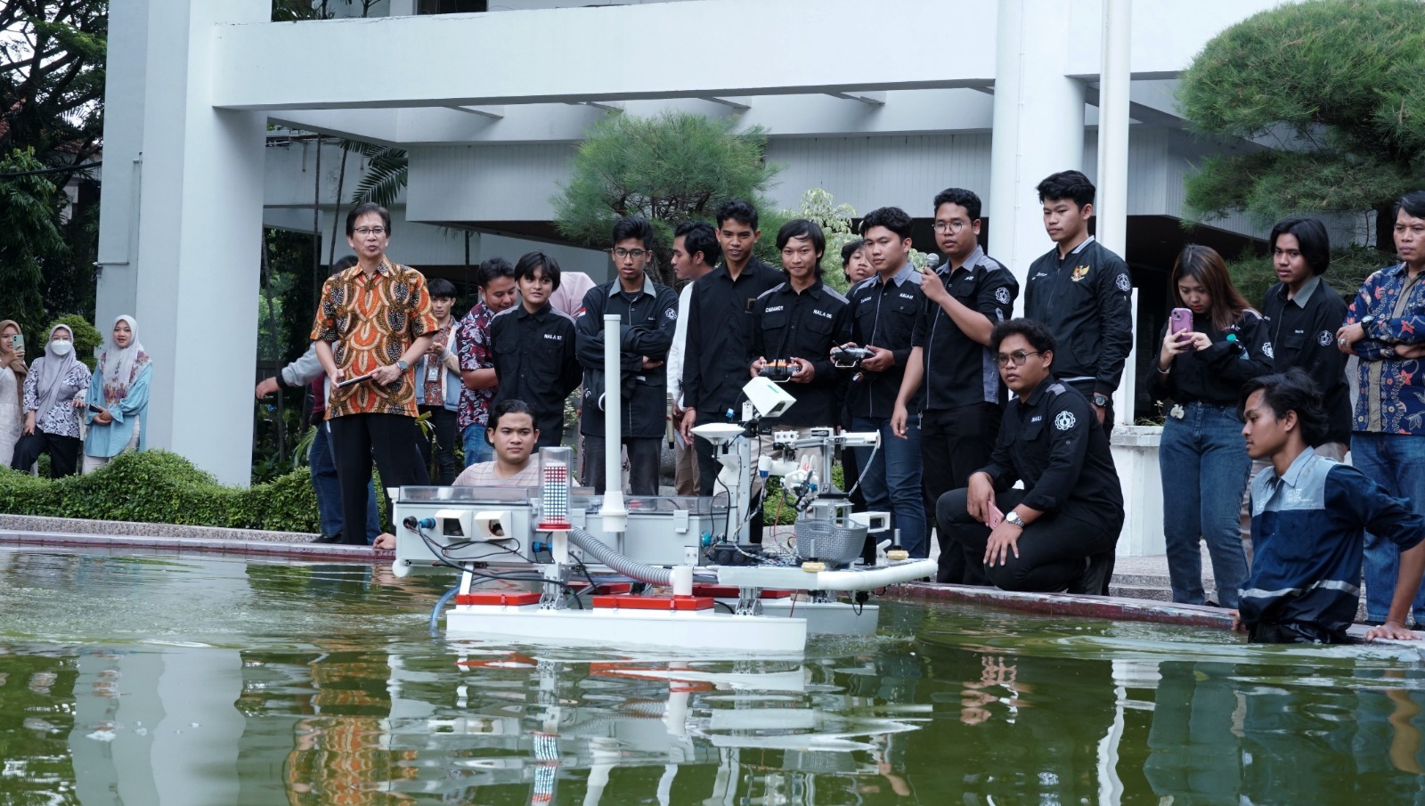 Rektor ITS beserta tim Barunastra ITS dan awak media menyaksikan demonstrasi kapal Nala Proteus 2.0 yang beraksi di kolam depan Rektorat ITS