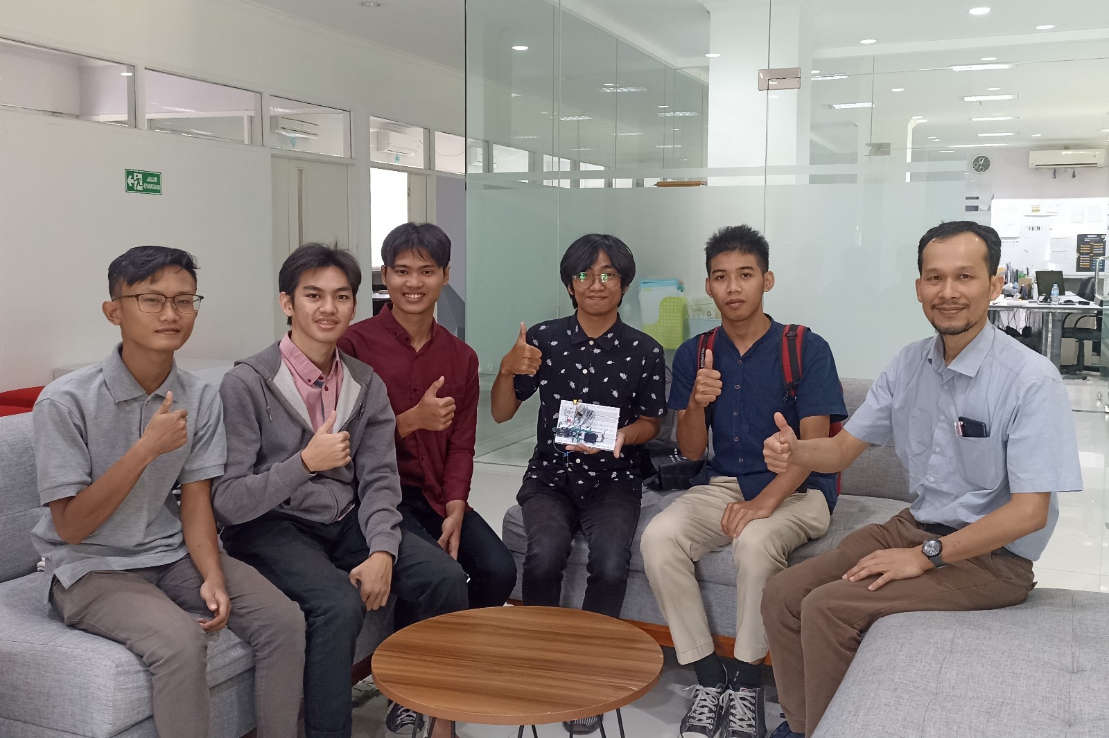 Tim Hemoglobest ITS saat melakukan rapat tim dan konsultasi bersama dosen pembimbingnya Astria Nur Irfansyah ST MEng PhD (kanan)