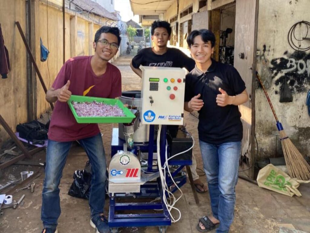 Tim mahasiswa ITS yang diketuai oleh M Aldi Nugroho usai melakukan pengujian pada alat pengupas dan pemotong bawang otomatis rancangannya
