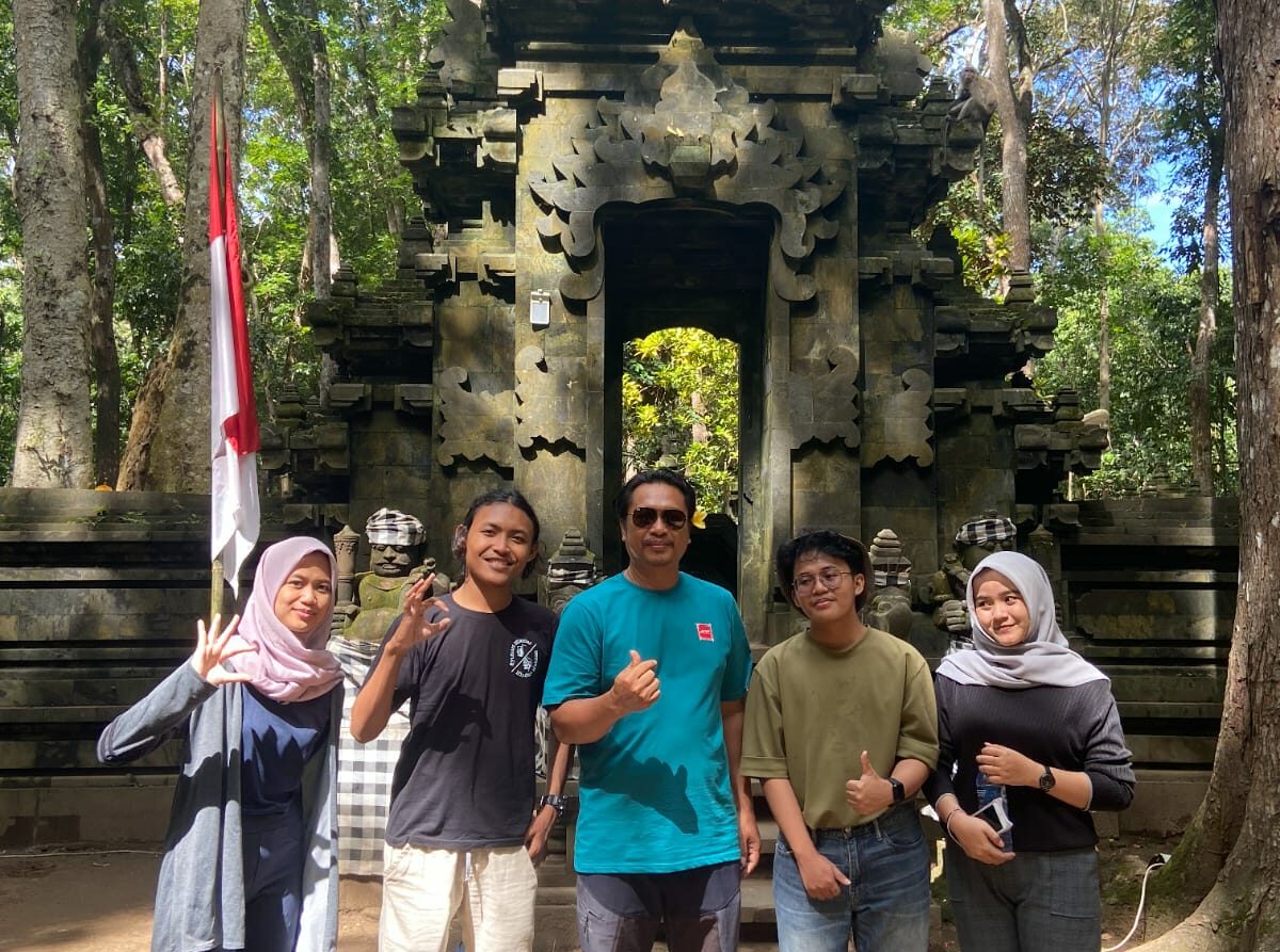 Tim PKM-RSH ITS bersama responden survei (tengah) di Situs Kawitan