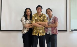 Gambar tiga mahasiswa ITS peraih juara 2 ASiQ UGM 2023