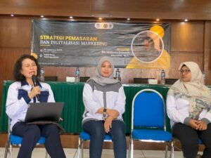 Dosen Teknik Elektro ITS, Lucky, saat beri pelatihan