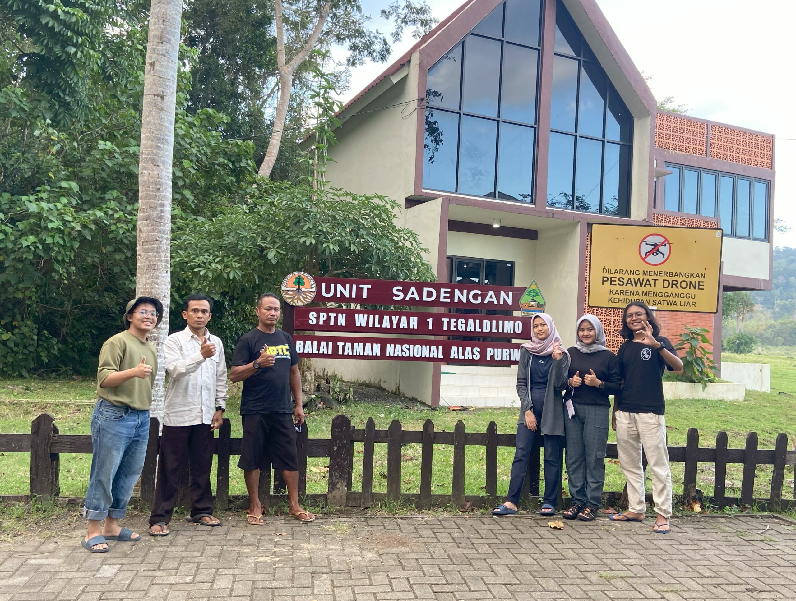 Foto Tim PKM-RSH ITS bersama responden di Situs Savana Sadengan Kawasan Geopark Ijen