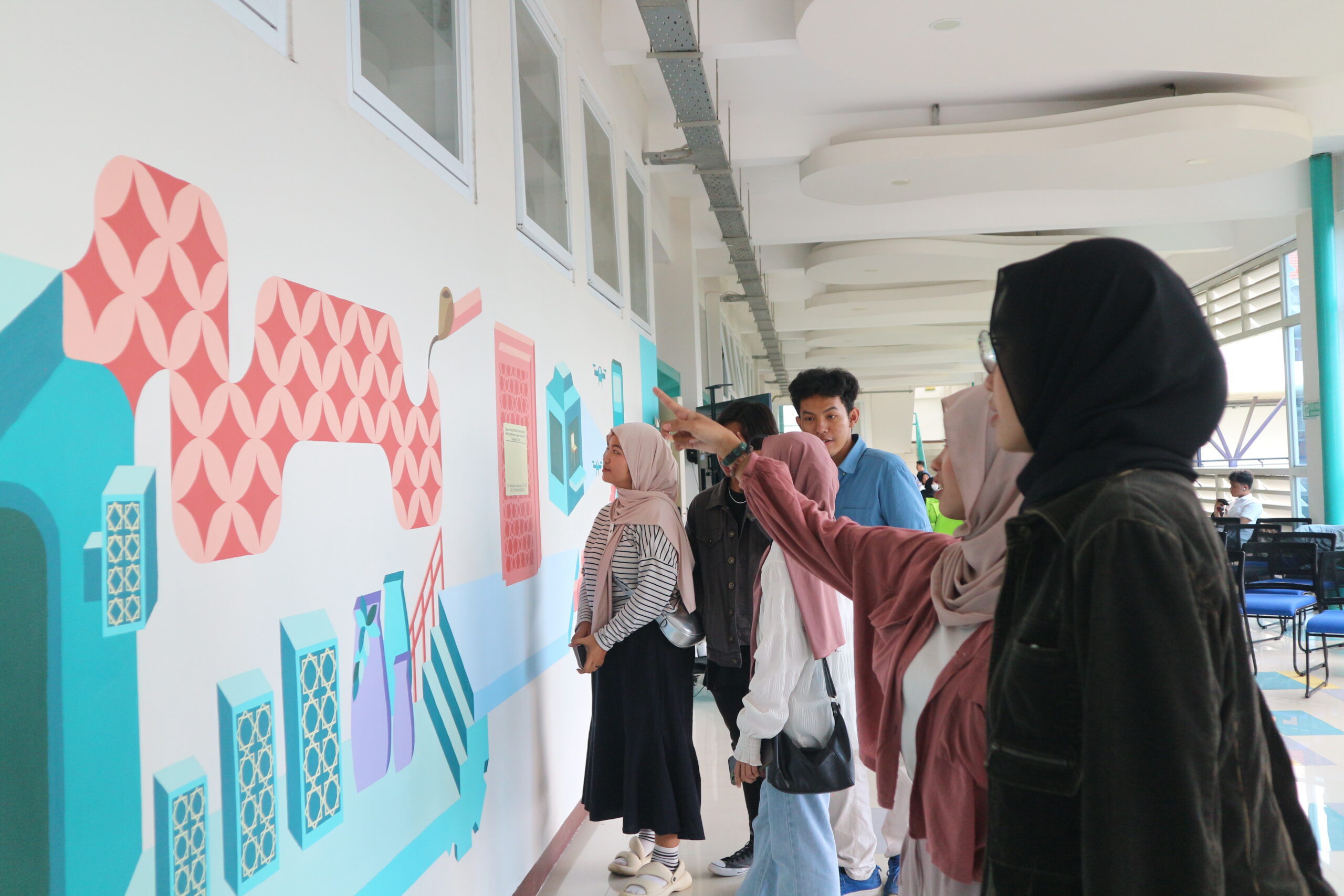 Gambar Mahasiswa Desain Interior ITS di depan mural Interior Project 2023