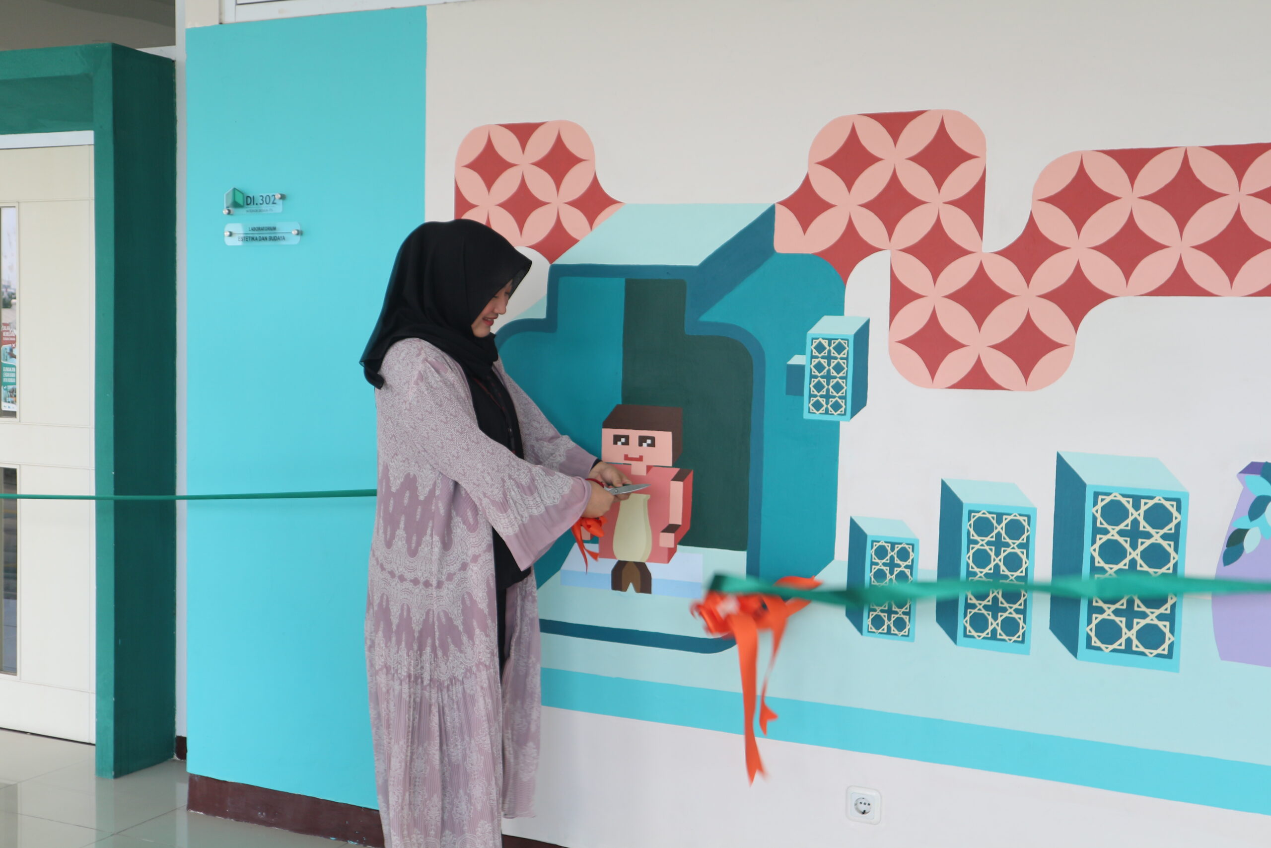 Gambar Onna Anieqo Tanadda, S.Ds., M.Ds. meresmikan mural di Gedung Desain Interior