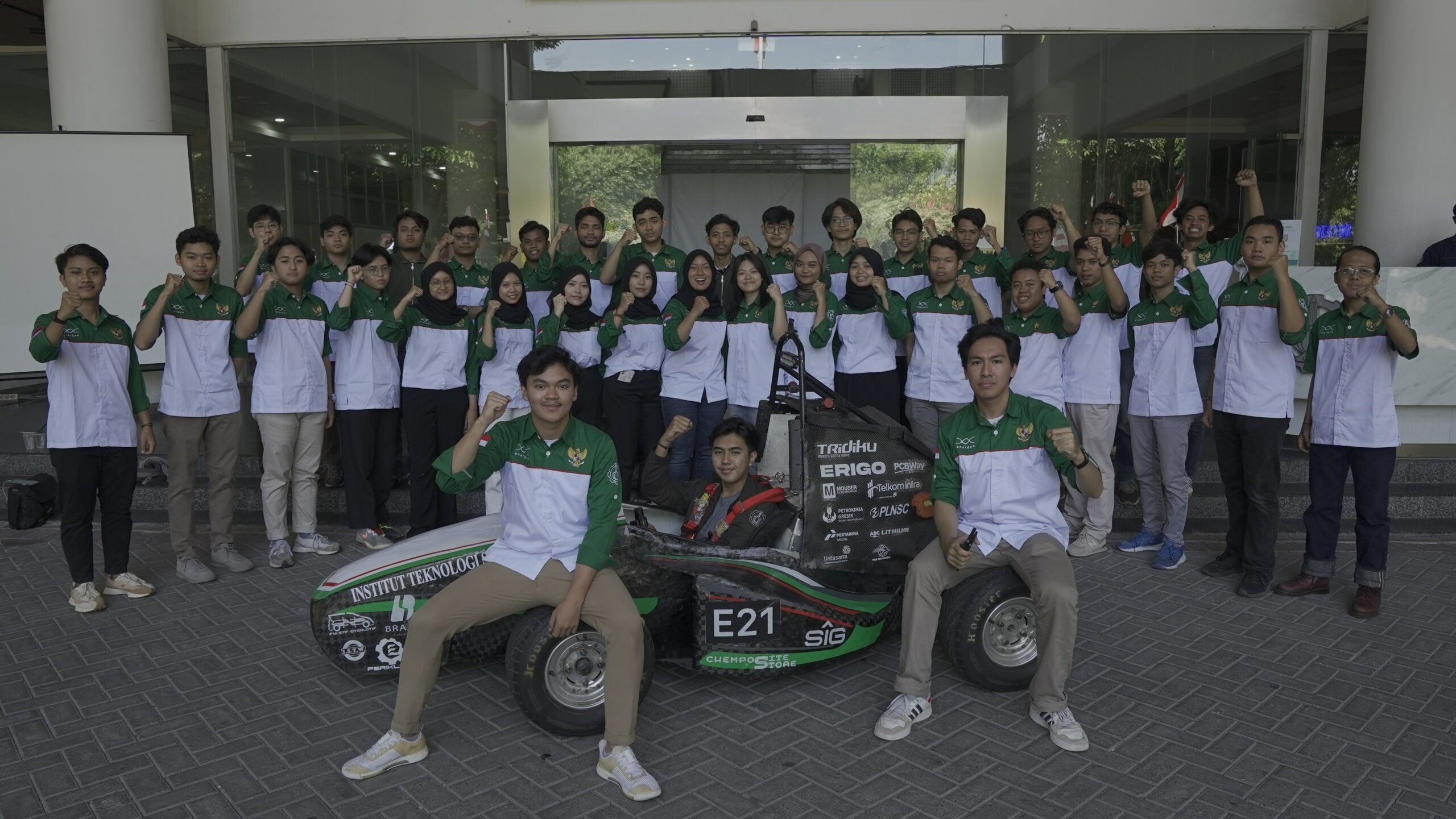 Gambar peluncuran mobil otomotif milik anargya