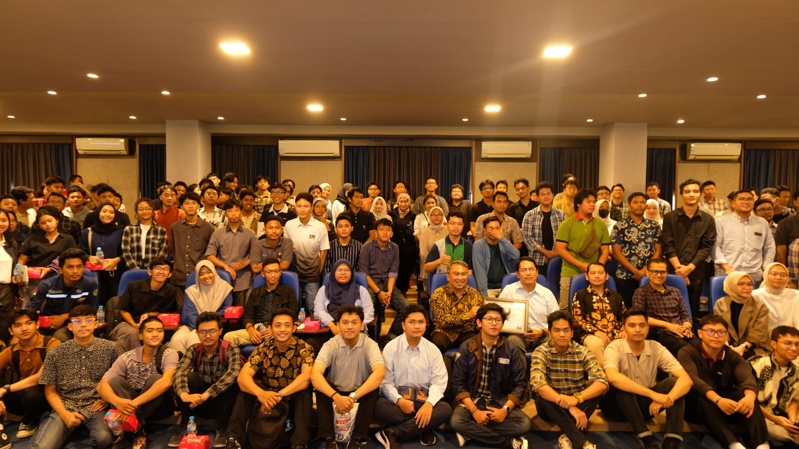 Seusai-Kuliah-Tamu-Dr-Gde-Pradnyana