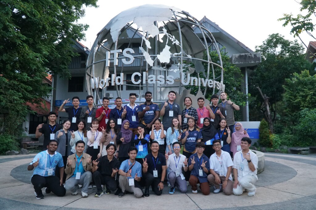 Panitia dan peserta berfoto bersama saat pembukaan acara CommTECH 2024