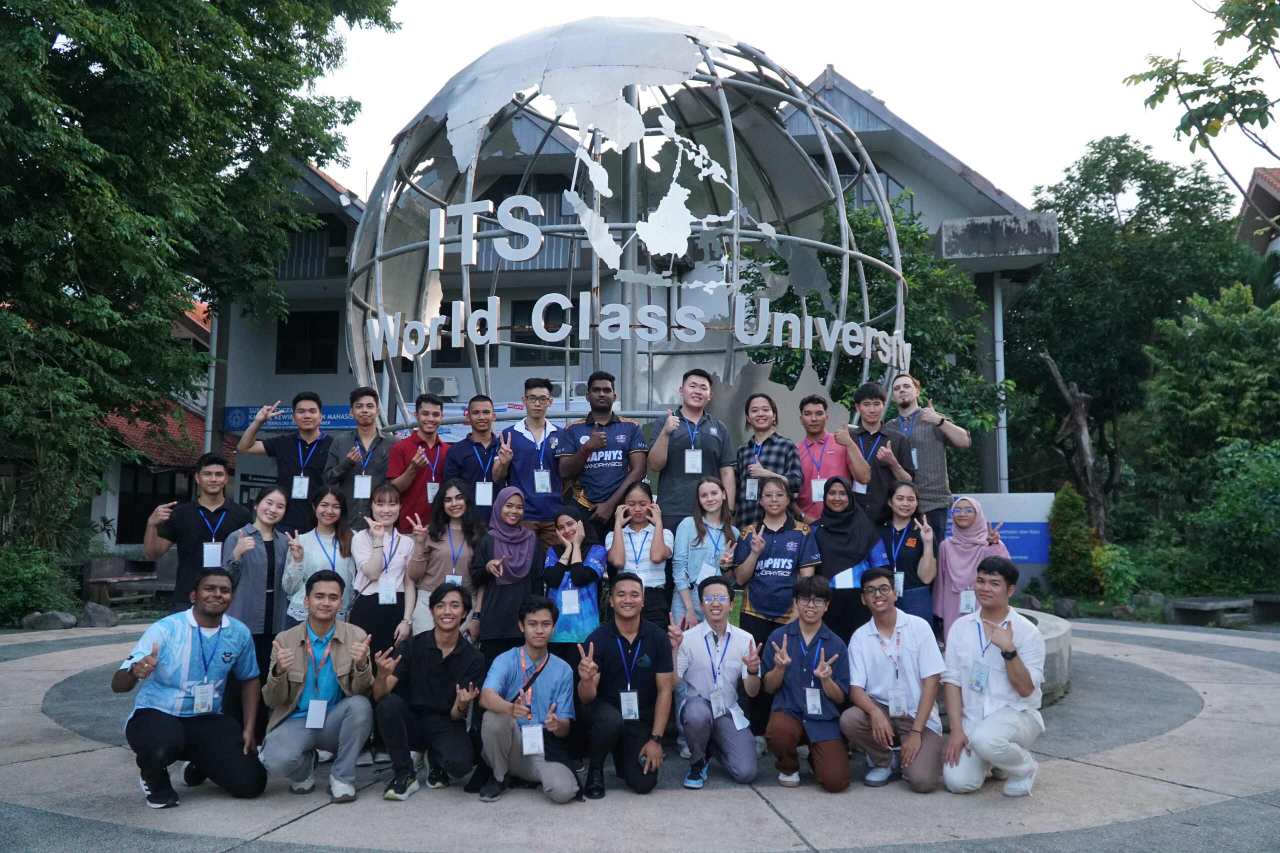 Panitia dan peserta berfoto bersama saat pembukaan acara CommTECH 2024