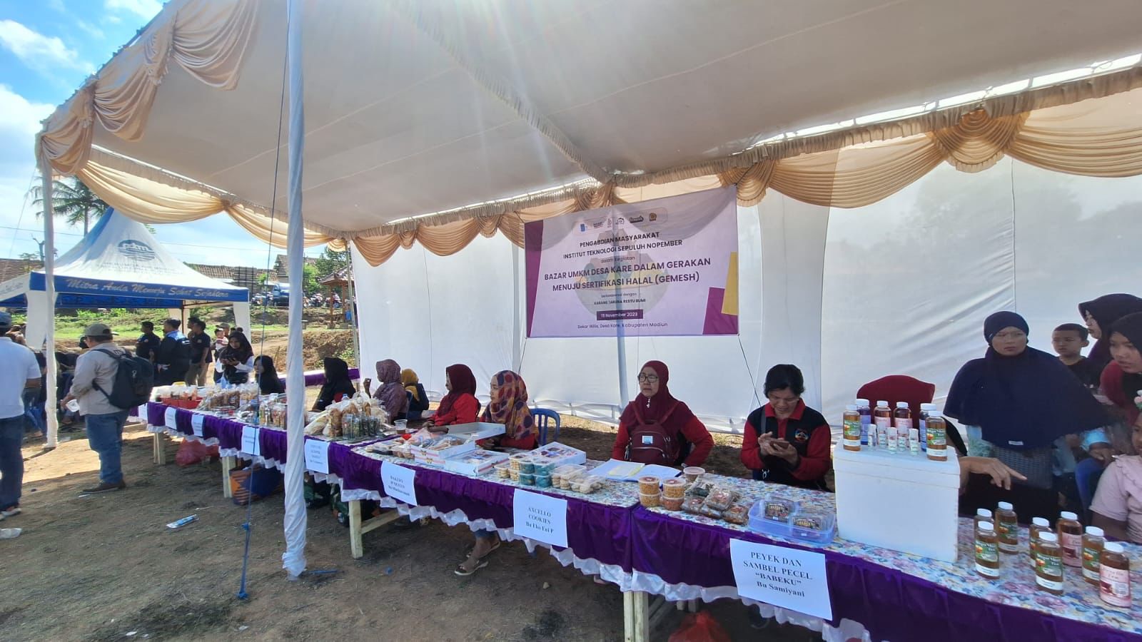 Bazaar produk Usaha Kecil Mikro dan Menengah (UMKM) yang diselenggarakan oleh tim Abmas untuk penguatan pemasaran produk