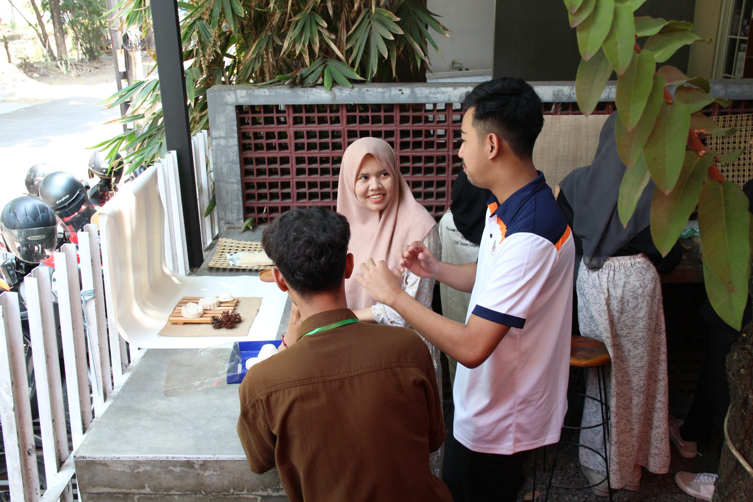 Peserta saat mempraktekkan cara foto produk makanan di kelas foto produk UMKM