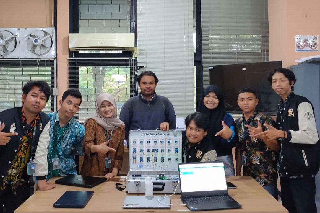 Gambar mahasiswa melakukan pelatihan ilmu terapan di dalam lab