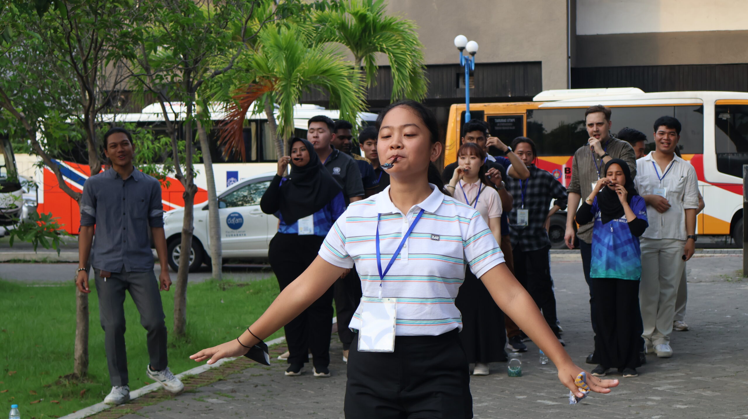 Peserta CommTECH 2024 ketika memainkan permainan tradisional Indonesia, lari kelereng