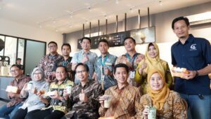 Rektor ITS Prof Dr Ir Mochamad Ashari MEng (tengah, berpose jempol) serta para pimpinan ITS lain saat mencoba menu-menu dari gerai Point Coffee ITS