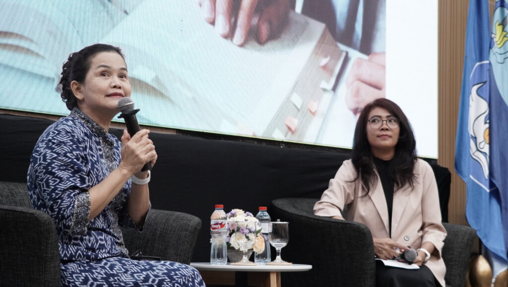 Astrid Regina Sapiie selaku Founder DearAstrid (kiri) saat menjadi pemateri dalam talkshow di sela acara peresmian Student Health Care Center (SHCC) ITS