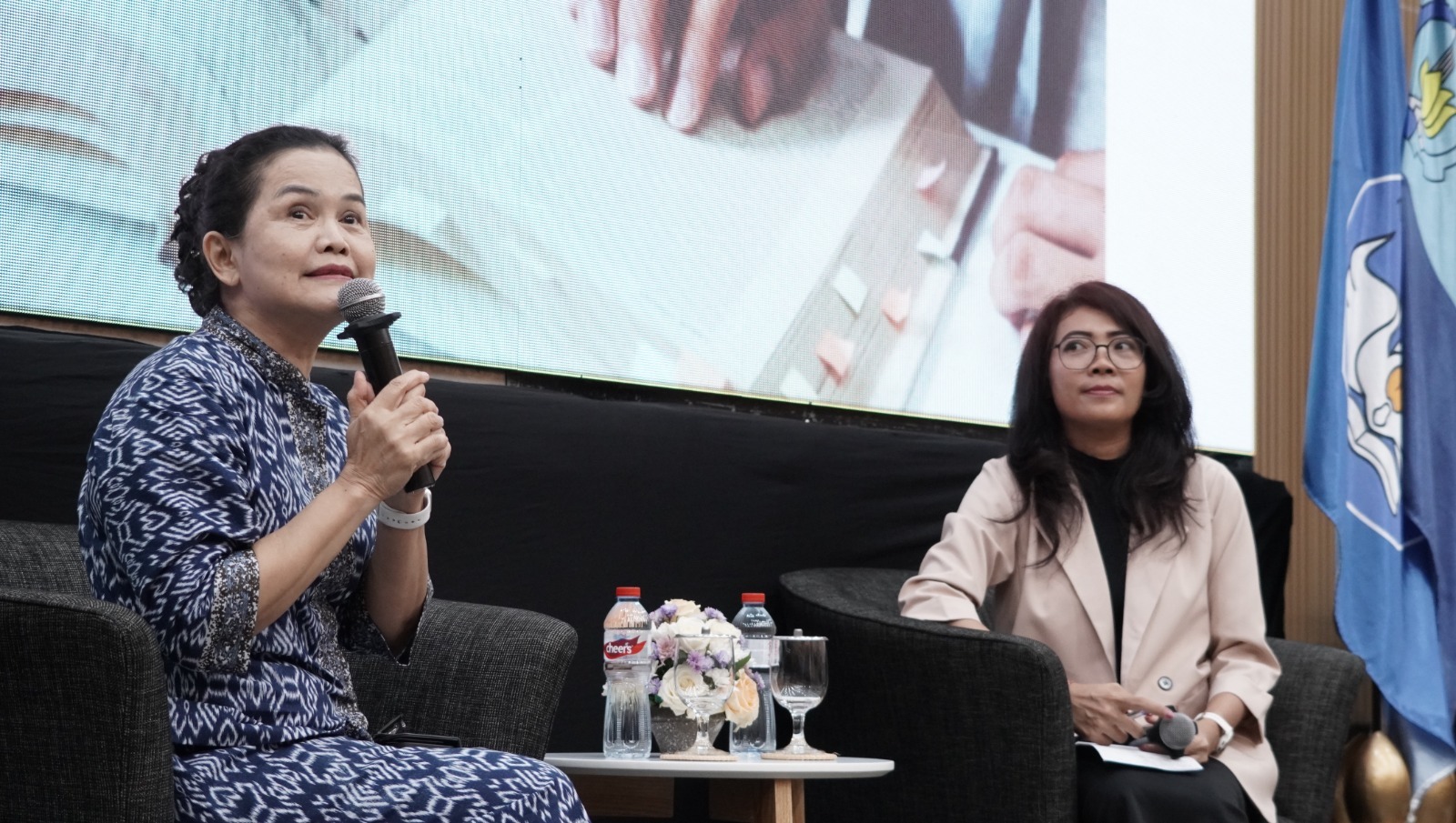 Astrid Regina Sapiie selaku Founder DearAstrid (kiri) saat menjadi pemateri dalam talkshow di sela acara peresmian Student Health Care Center (SHCC) ITS