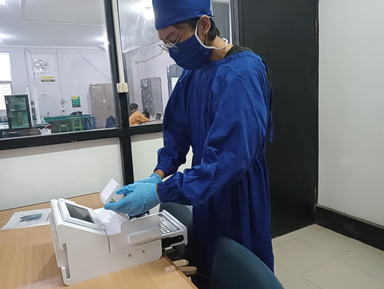 Anggota tim, Muhammad Ardi Rizki Arasi, ketika melakukan pengukuran nilai permitivitas pada sampel saliva sebagai sumber data pada model deep learning