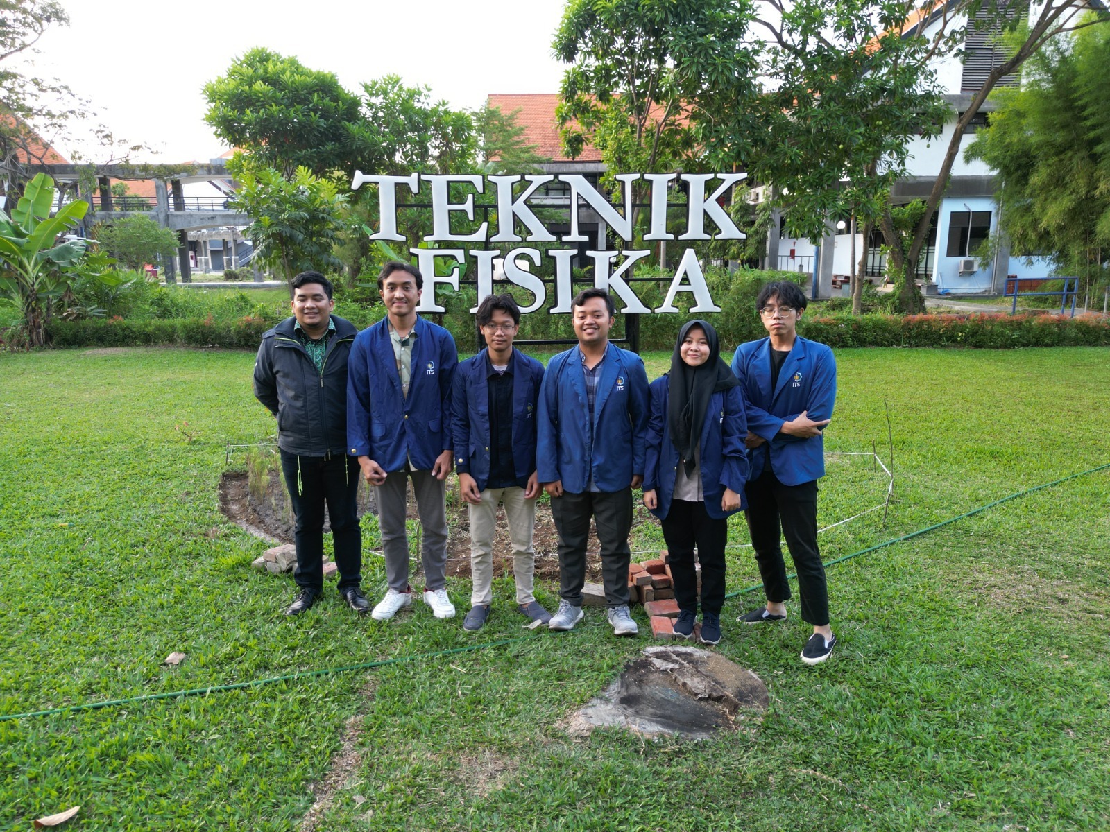 Tim mahasiswa Departemen Teknik Fisika ITS yang berhasil menginovasikan alternatif deteksi Chronic Obstructive Pulmonary Disease (COPD) melalui sekresi mukosa