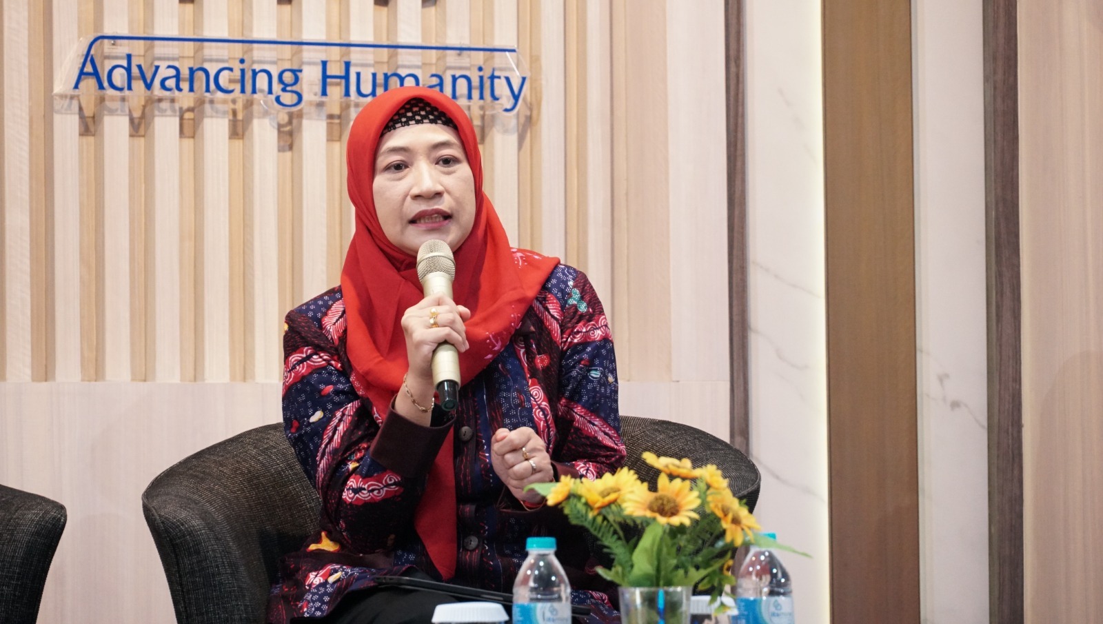 Direktur Pendidikan ITS Prof Dr Eng Siti Machmudah ST MEng saat menyosialisasikan aturan penerimaan mahasiswa baru ITS 2024