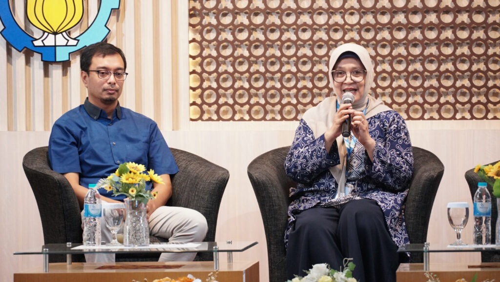 Koordinator Humas dan Promosi SNPMB Dr Dra Ismaini Zain MSi (kanan) saat memaparkan terkait skema seleksi dan tata aturan pada SNPMB 2024 didampingi Kepala Subdirektorat Admisi ITS DrEng Unggul Wasiwitono ST MEngSc selaku moderator