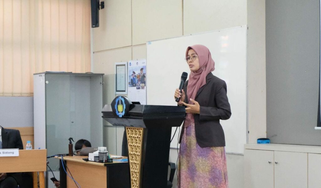 Dr Tining Haryanti SKom MM MKom saat memaparkan penelitiannya pada Sidang Terbuka Promosi Doktor di Departemen Sistem Informasi ITS