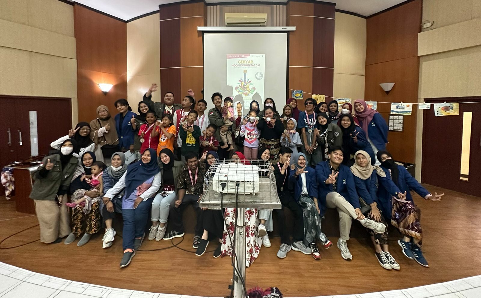 Foto Ayu dalam kegiatan sosial 