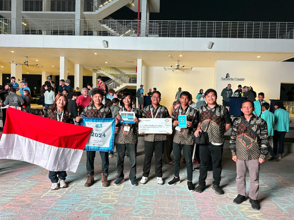 General Manager tim Barunastra ITS I Made Vibra Dananjaya (tengah) bersama tim usai menerima penghargaan juara pada ajang International Roboboat Competition (IRC) 2024