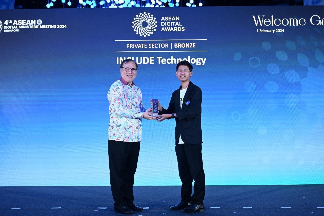 CEO INCLUDE Technology Singgih Ardiansyah (kanan) ketika menerima penghargaan medali perunggu kategori Private Sector pada ASEAN Digital Award 2024