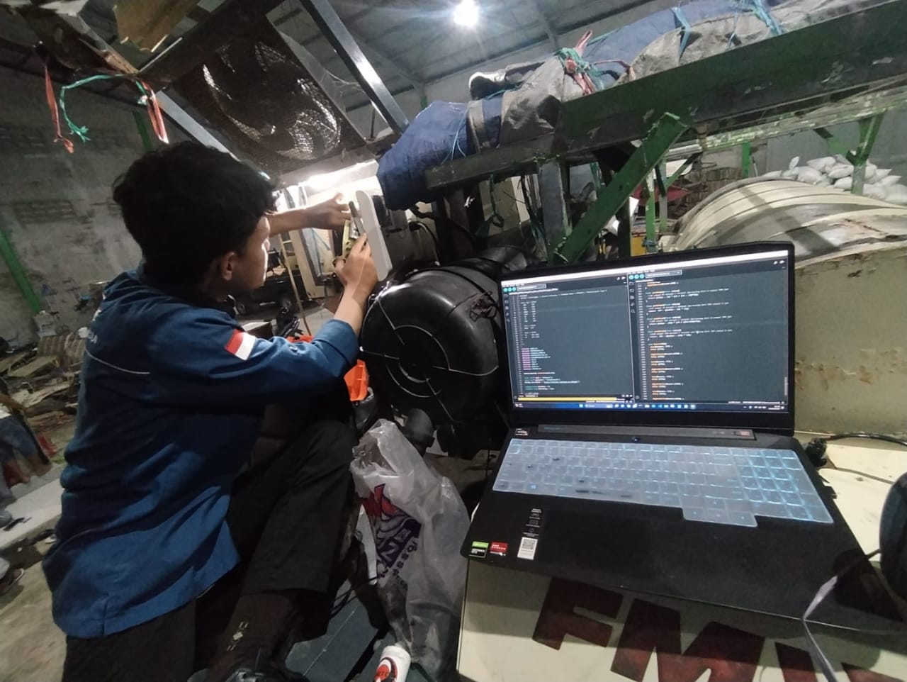 Tim INCLUDE Technology ketika mengimplementasikan produk pada mesin pemanen tanaman serelia, combine harvester