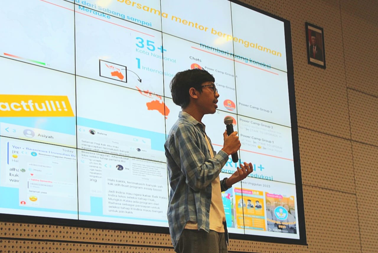 Ketua tim Raih Asa ITS, Anis Aufar Makarim, ketika mempresentasikan fitur dan program Raih Asa pada acara Business Talk di Auditorium Research Center ITS, awal September 2023 lalu