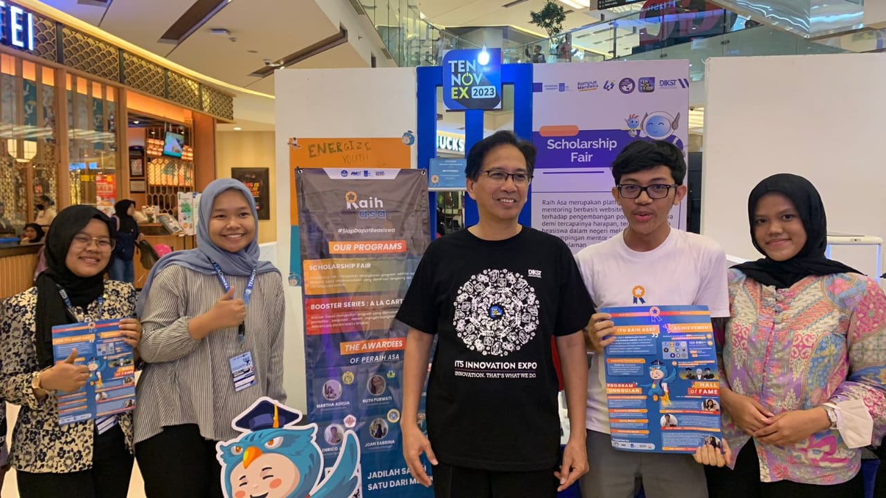 Rektor ITS Prof Dr Ir Mochamad Ashari MEng (tengah) bersama tim Raih Asa ITS pada gelaran TENNOVEX ITS 2023 lalu
