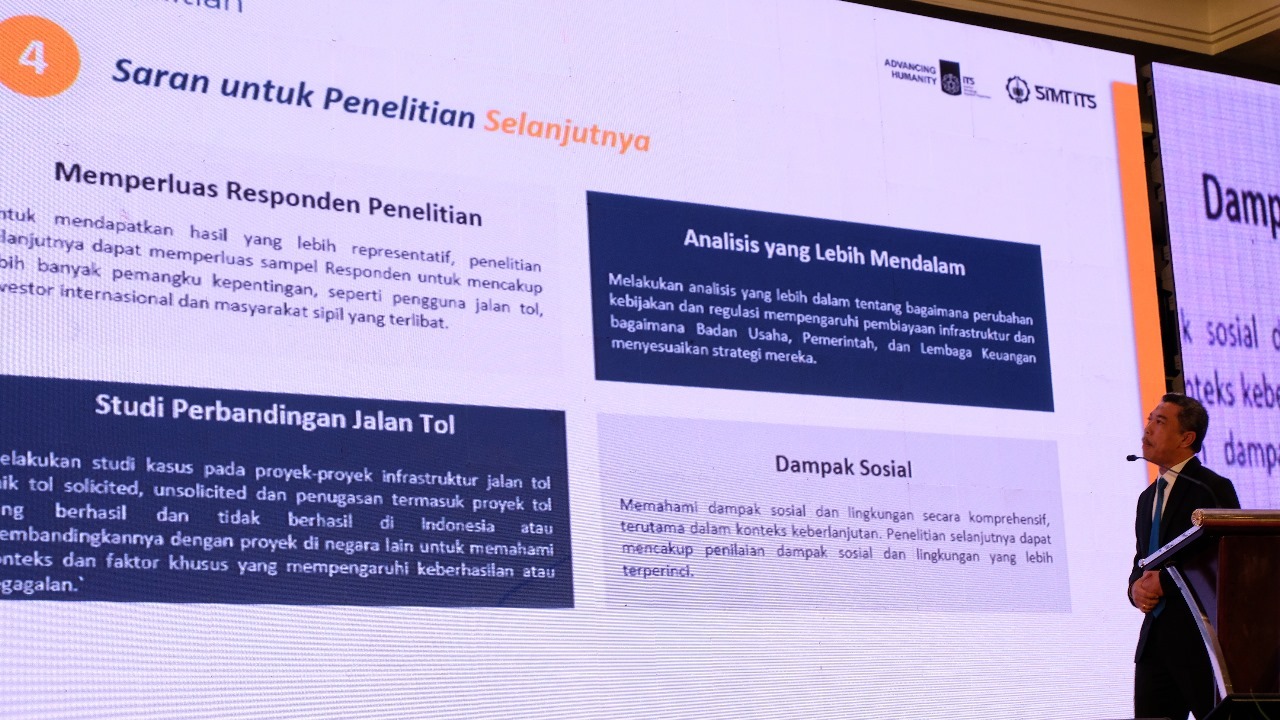 Muhammad Fauzan saat menyampaikan dampak dari penelitiannya dalam disertasi yang dipaparkan pada Sidang Terbuka Promosi Doktor SIMT ITS