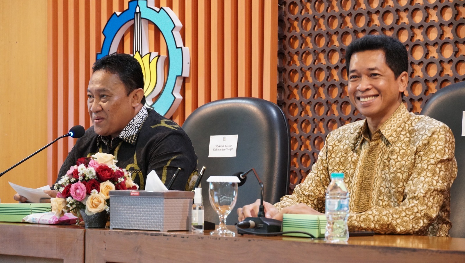 Wakil Gubernur Kalimantan Tengah H Edy Pratowo SSos MM (dua dari kiri) dan Wakil Rektor IV ITS Bambang Pramujati ST MScEng PhD (dua dari kanan) menunjukkan naskah MoU yang telah ditandatangani