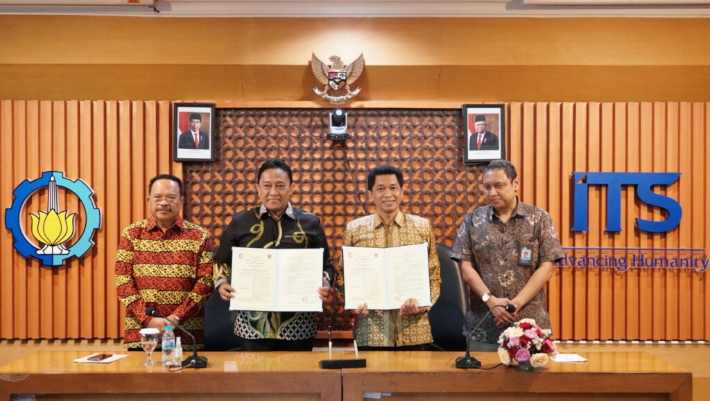 Wakil Gubernur Kalimantan Tengah H Edy Pratowo SSos MM (dua dari kiri) dan Wakil Rektor IV ITS Bambang Pramujati ST MScEng PhD (dua dari kanan) menunjukkan naskah MoU yang telah ditandatangani