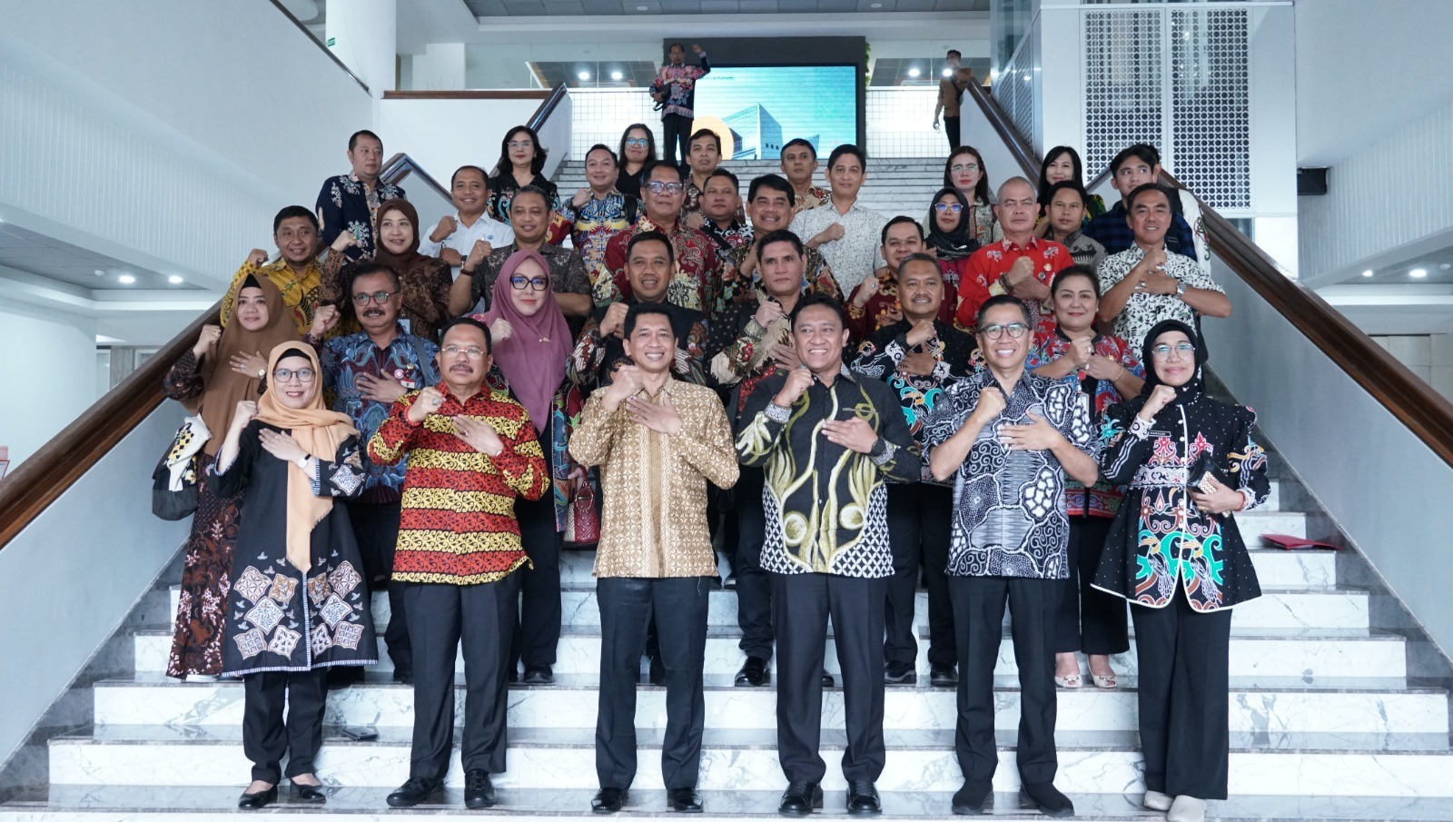 Jajaran pimpinan ITS dengan Pemerintah Provinsi Kalimantan Tengah usai penandatanganan MoU di Gedung Rektorat ITS