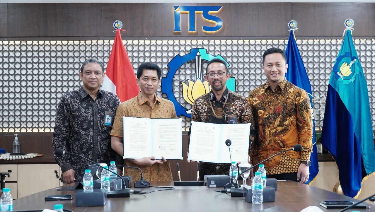 Wakil Rektor IV ITS Bambang Pramujati ST MSc Eng PhD (dua dari kiri) dan Direktur Operasi 1 PT Wika Gedung Tbk Bagus Tri Setyana (dua dari kanan) menunjukkan naskah MoU yang telah ditandatangani