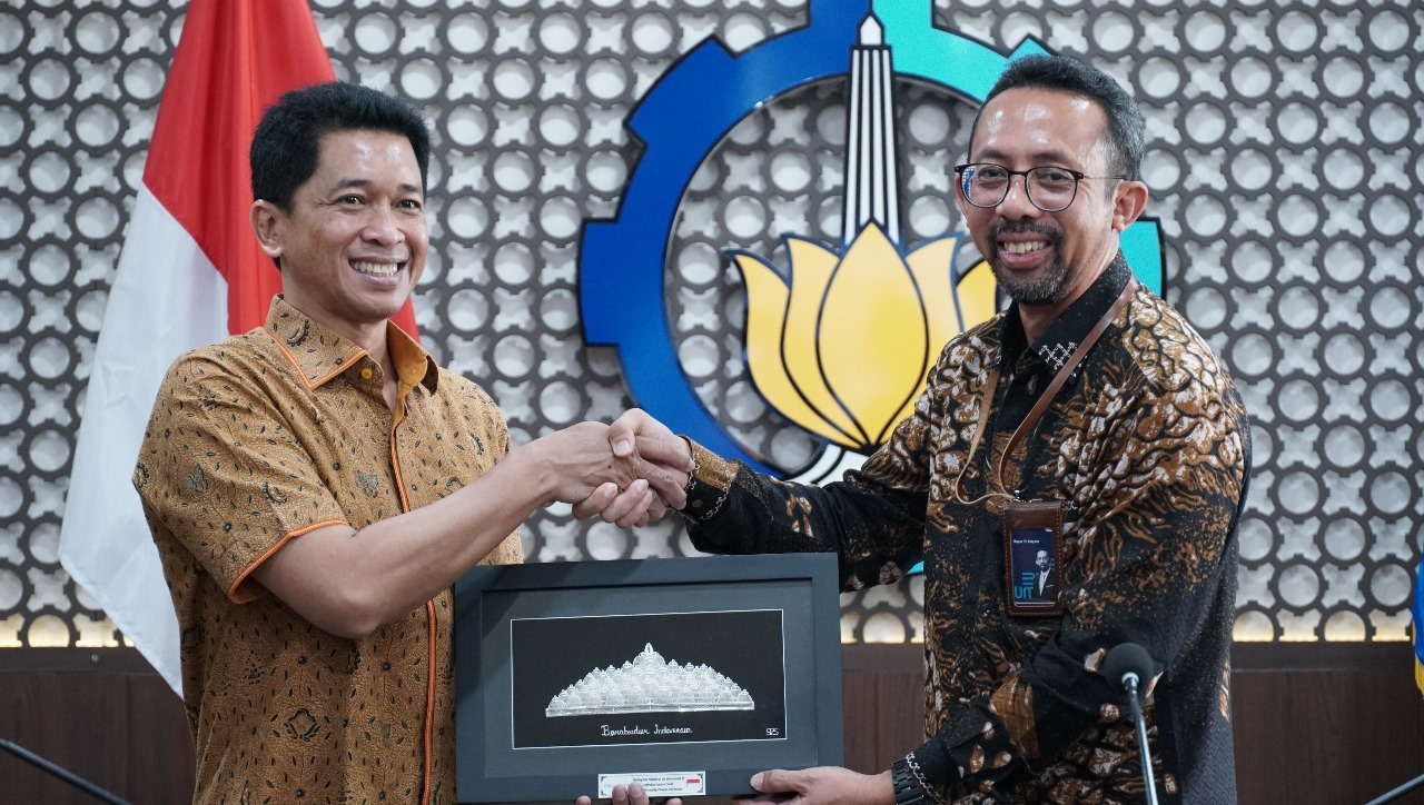 Wakil Rektor IV ITS Bambang Pramujati ST MSc Eng PhD (kiri) dan Direktur Operasi 1 PT Wika Gedung Tbk Bagus Tri Setyana dalam prosesi penukaran cinderamata usai penandatanganan MoU