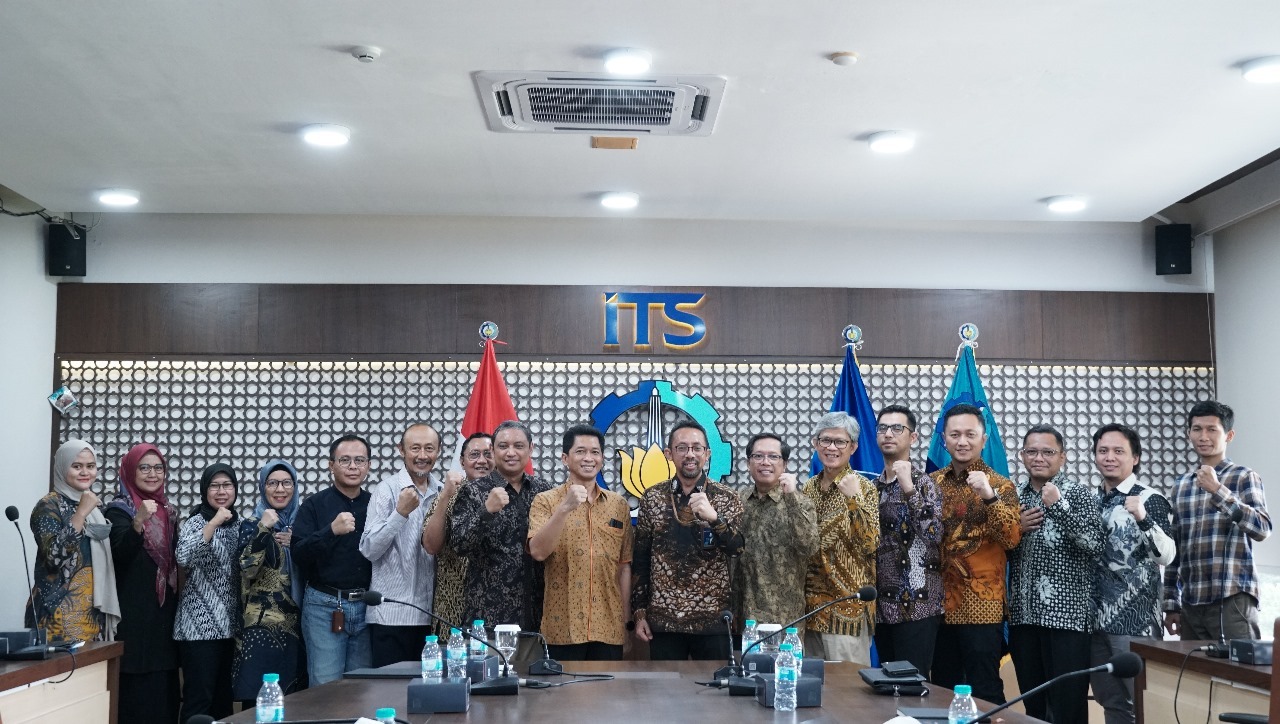Jajaran pimpinan ITS dan PT Wika Gedung Tbk usai seremoni penandatanganan MoU di Rektorat ITS