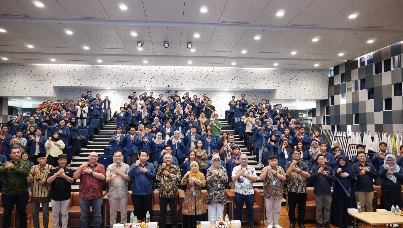 Foto bersama pengukuhan ketua Unit Kegiatan Mahasiswa (UKM) dan Organisasi Mahawsiswa (Ormawa) ITS, Rabu (28/02) di Auditorium Research Center