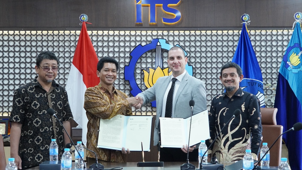(dari kiri) Wakil Dekan FTK Dr Eng Rudi Waluyo P ST MT, Wakil Rektor IV ITS Bambang Pramujati ST MSc Eng PhD, Direktur PT RINA Indonesia Enzo di Capua, dan Business Development Manager PT RINA Indonesia Jabad Eko Permodo usai penandatanganan MoU di Rektorat ITS