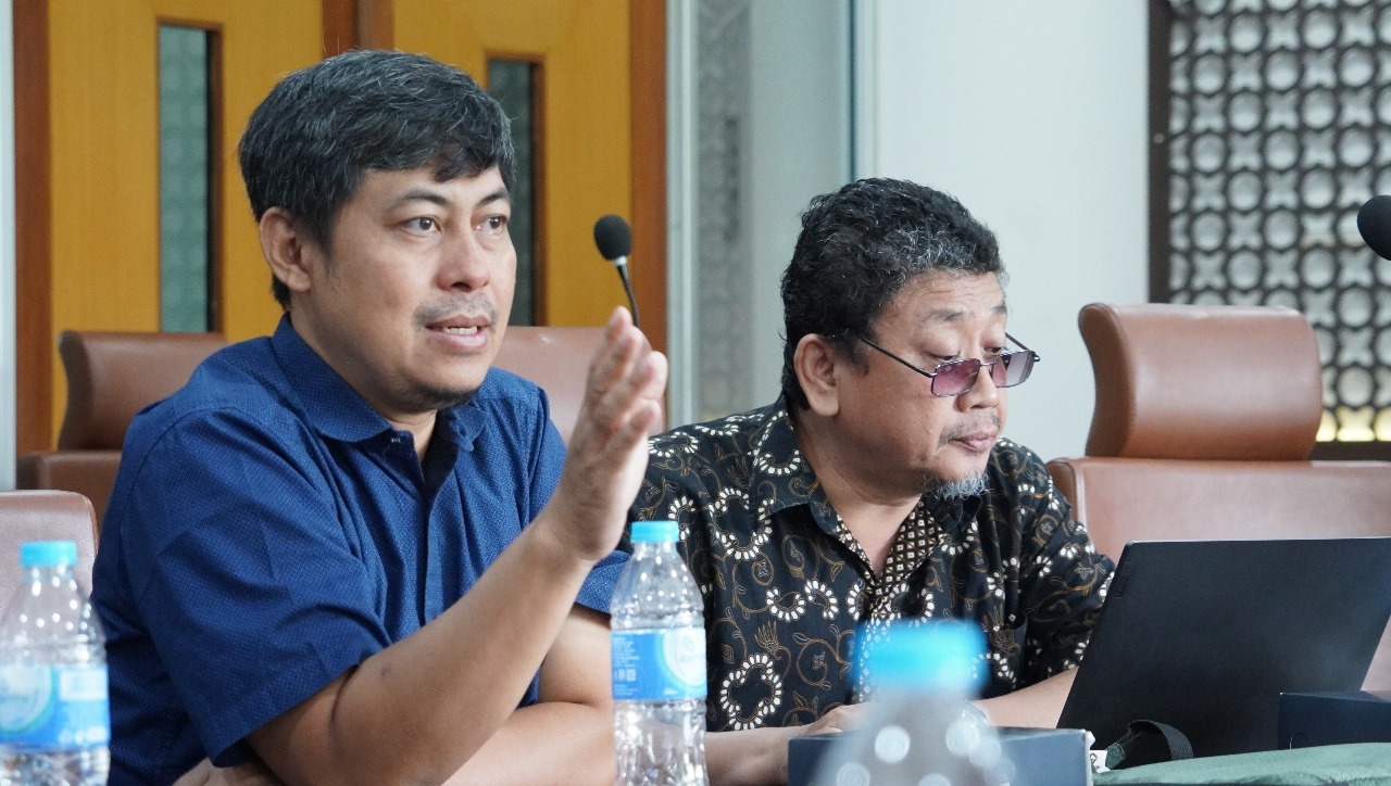 Kepala Departemen Teknik Sistem Perkapalan ITS Beny Cahyono ST MT PhD (kiri) menyampaikan aspirasinya agar mahasiswa dapat melakukan kolaborasi tugas akhir dengan PT RINA Indonesia
