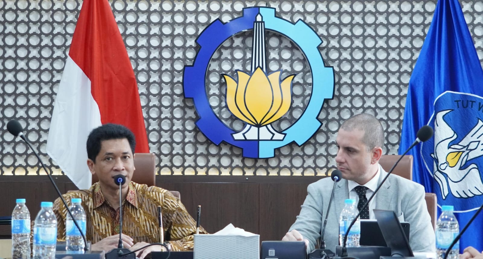 Wakil Rektor IV ITS Bambang Pramujati ST MScEng PhD dan Direktur PT RINA Indonesia Enzo di Capua berdiskusi mengenai kolaborasi yang merupakan inisiasi kerja sama kedua pihak