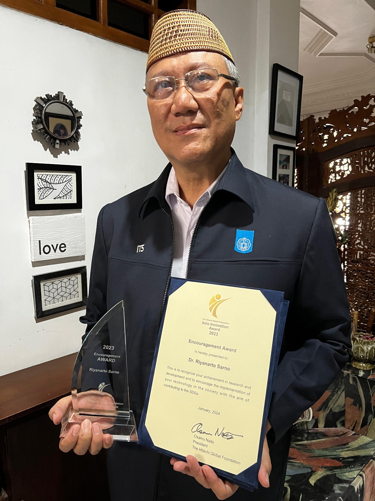 Penghargaan kategori Encouragement Award yang diraih oleh Guru Besar Departemen Teknik Informatika ITS Prof Drs Ec Ir Riyanarto Sarno MSc PhD