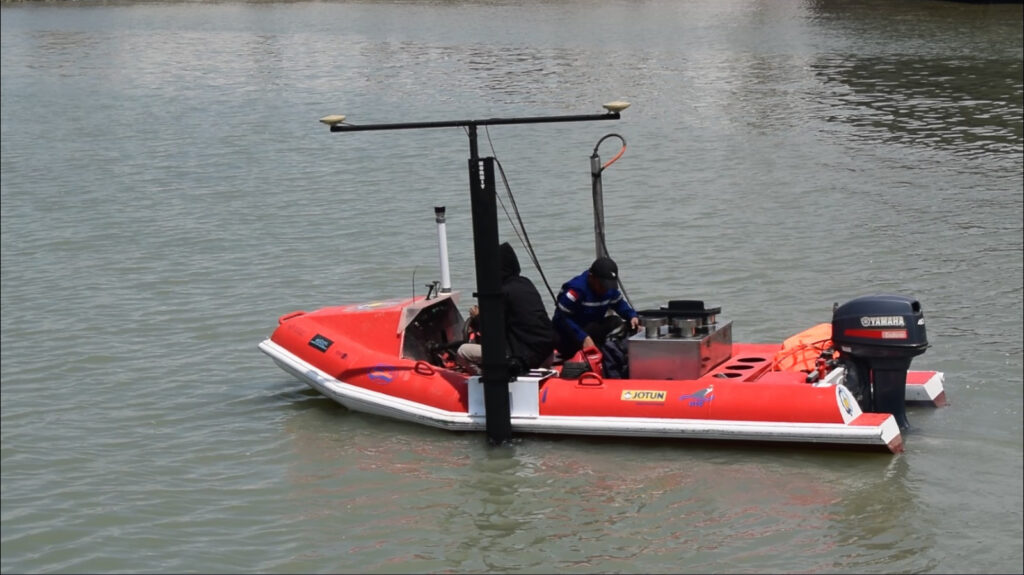 Ketua peneliti Danar Guruh Pratomo ST MT PhD saat menjelaskan inovasi Autonomous Bathymetric Survey Vehicle pada Demoday ITS
