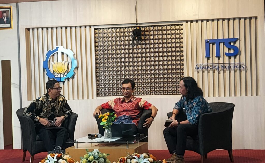 (dari kiri) Sekretaris Eksekutif SNPMB 2024 Bekti Cahyo Hidayanto SSi MKom, Kepala Subdirektorat Admisi ITS Dr Eng Unggul Wasiwitono ST MEng Sc, dan Kepala Unit Komunikasi Publik (UKP) ITS Dr Rahmatsyam Lakoro SSn MT saat menanggapi pertanyaan para partisipan seputar pelaksanaan SNBT 2024