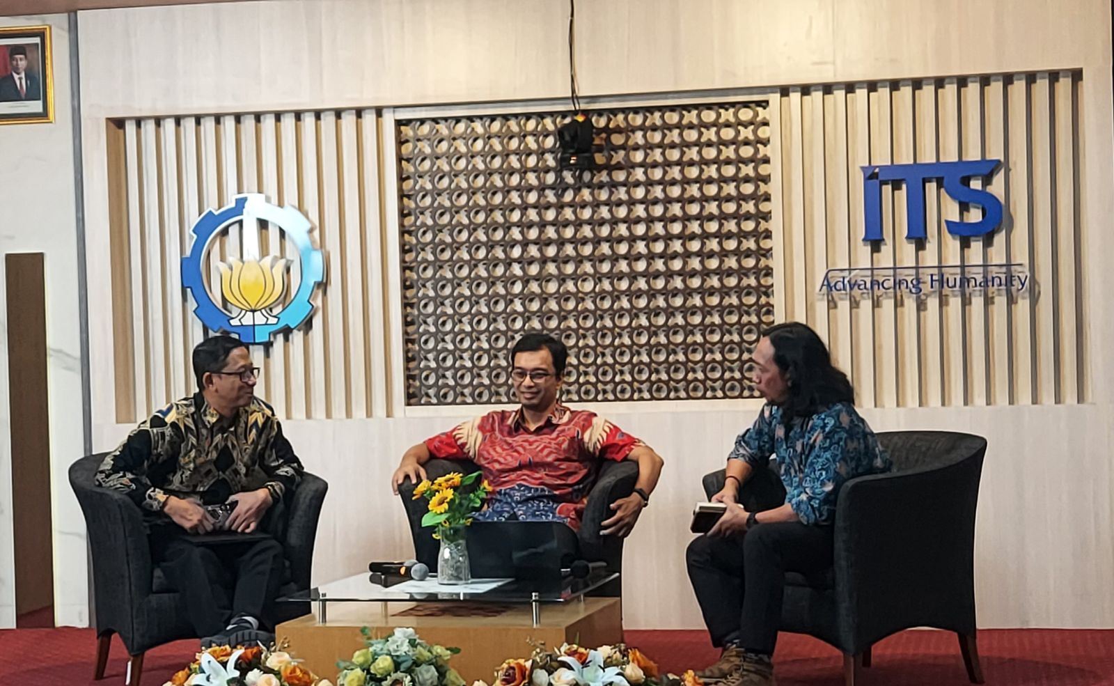 (dari kiri) Sekretaris Eksekutif SNPMB 2024 Bekti Cahyo Hidayanto SSi MKom, Kepala Subdirektorat Admisi ITS Dr Eng Unggul Wasiwitono ST MEng Sc, dan Kepala Unit Komunikasi Publik (UKP) ITS Dr Rahmatsyam Lakoro SSn MT saat menanggapi pertanyaan para partisipan seputar pelaksanaan SNBT 2024